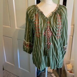 Boho women’s top size xlg, NWOT, green and white with brown trim